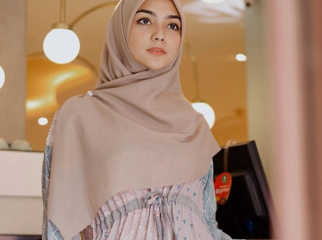 5 Inspirasi Gamis Cantik dan Modern ala Citra Kirana