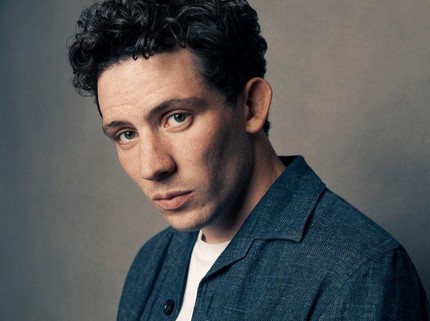 Tampan! 7 Potret Josh O'Connor, Pemeran Pangeran Charles Muda di The Crown