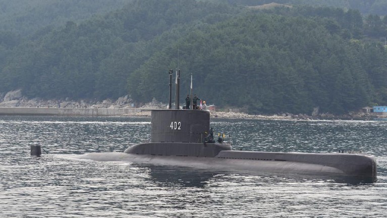 Kapal selam KRI Nanggala-402 sempat dinyatakan hilang kontak sebelum akhirnya tenggelam. Yuk kita tengok lagi kenangan foto Kapal Selam KRI Nanggala-402!