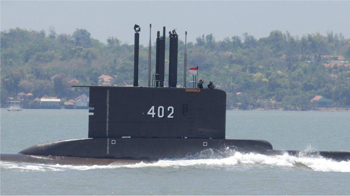 Kapal selam KRI Nanggala-402 sempat dinyatakan hilang kontak sebelum akhirnya tenggelam&period; Yuk kita tengok lagi kenangan foto Kapal Selam KRI Nanggala-402&excl;