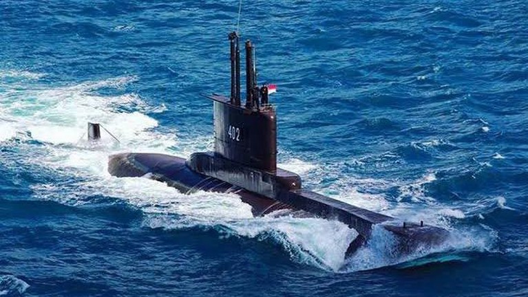 Kapal selam KRI Nanggala-402 sempat dinyatakan hilang kontak sebelum akhirnya tenggelam. Yuk kita tengok lagi kenangan foto Kapal Selam KRI Nanggala-402!