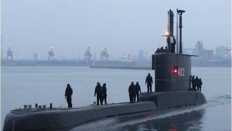 KRI Nanggala-402 Kapal selam KRI Nanggala-402 sempat dinyatakan hilang kontak sebelum akhirnya tenggelam. Yuk kita tengok lagi kenangan foto Kapal Selam KRI Nanggala-402!