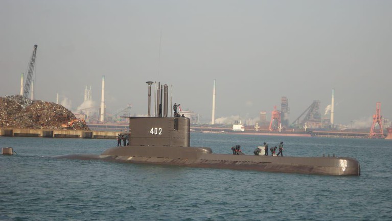 KRI Nanggala-402 Kapal selam KRI Nanggala-402 sempat dinyatakan hilang kontak sebelum akhirnya tenggelam. Yuk kita tengok lagi kenangan foto Kapal Selam KRI Nanggala-402!