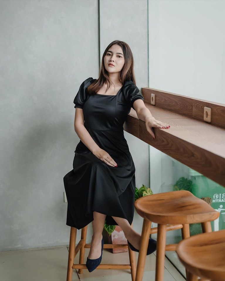 Berita bahagia datang dari pasangan Dory Harsa dan Nella Kharisma yang baru saja mengumumkan kehamilannya yang telah berusia 6 bulan. Yuk kita intip penampilan Nella!