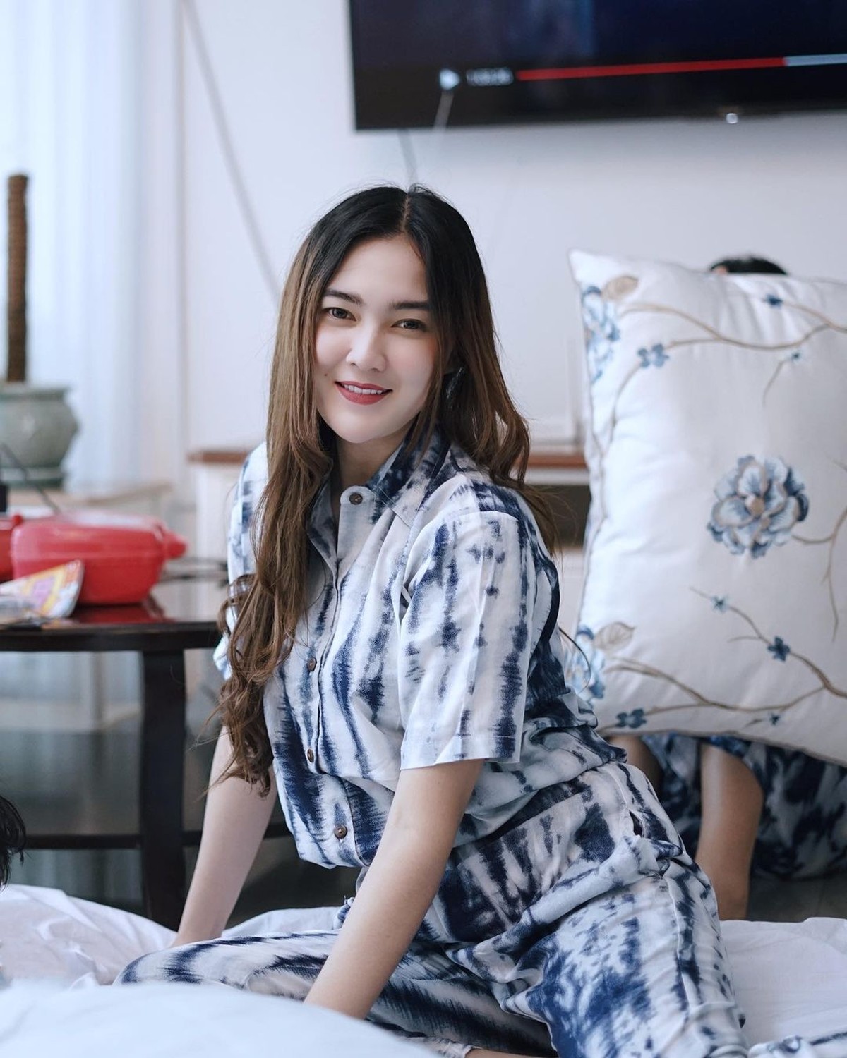 Berita bahagia datang dari pasangan Dory Harsa dan Nella Kharisma yang baru saja mengumumkan kehamilannya yang telah berusia 6 bulan&period; Yuk kita intip penampilan Nella&excl;