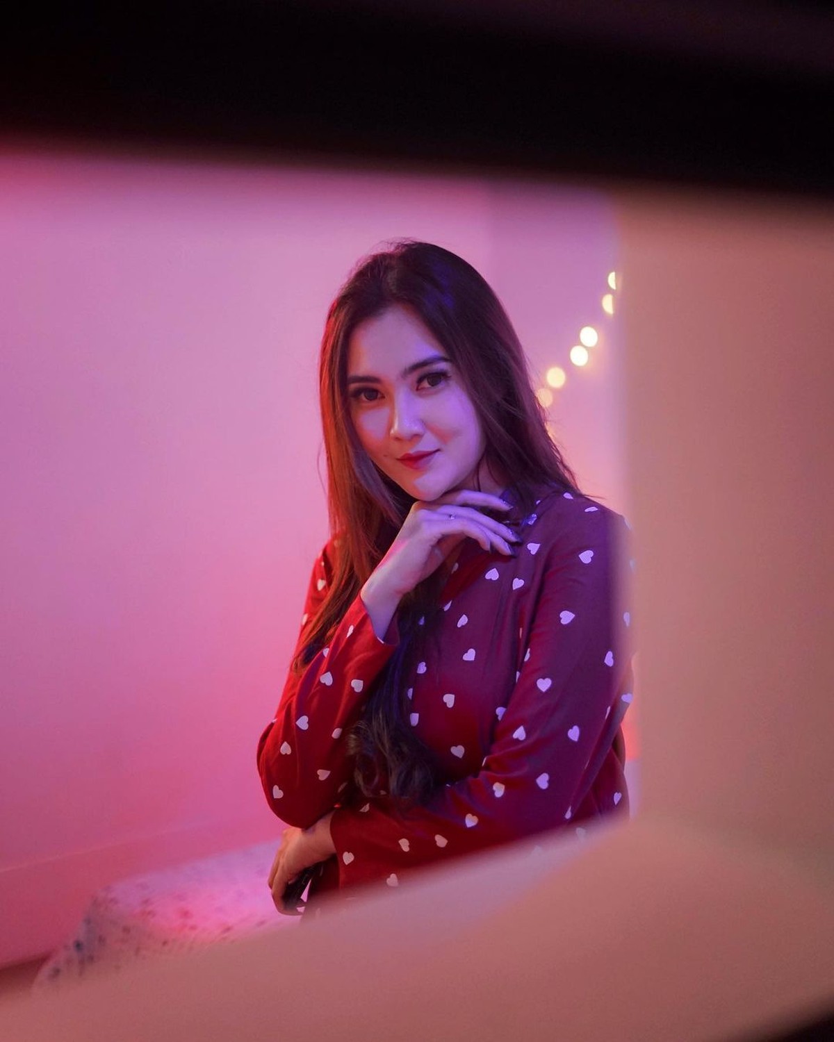 Berita bahagia datang dari pasangan Dory Harsa dan Nella Kharisma yang baru saja mengumumkan kehamilannya yang telah berusia 6 bulan&period; Yuk kita intip penampilan Nella&excl;