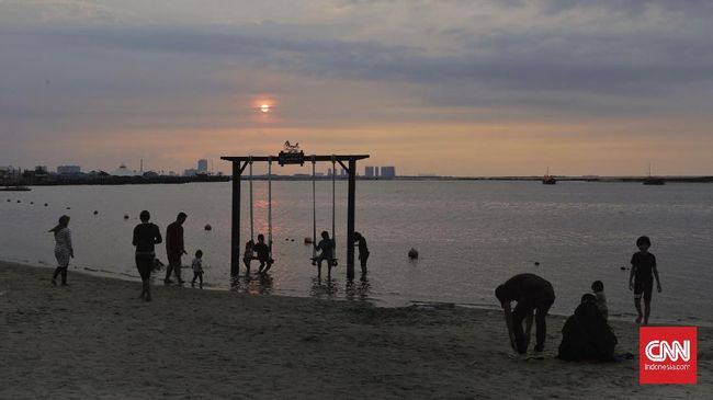Wisatawan diminta datang dalam kelompok kecil saat berkunjung ke tempat wisata di DKI Jakarta yang dibuka selama libur Lebaran 2021.
