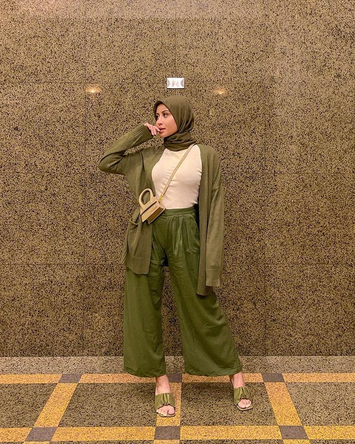 Selebgram Awkarin mengunggah OOTD nya menggunakan hijab selama bulan ramadhan di akun Instagramnya&period; Yuk kita intip bagaimana OOTD ala awkarin selama Ramadhan ini&excl;