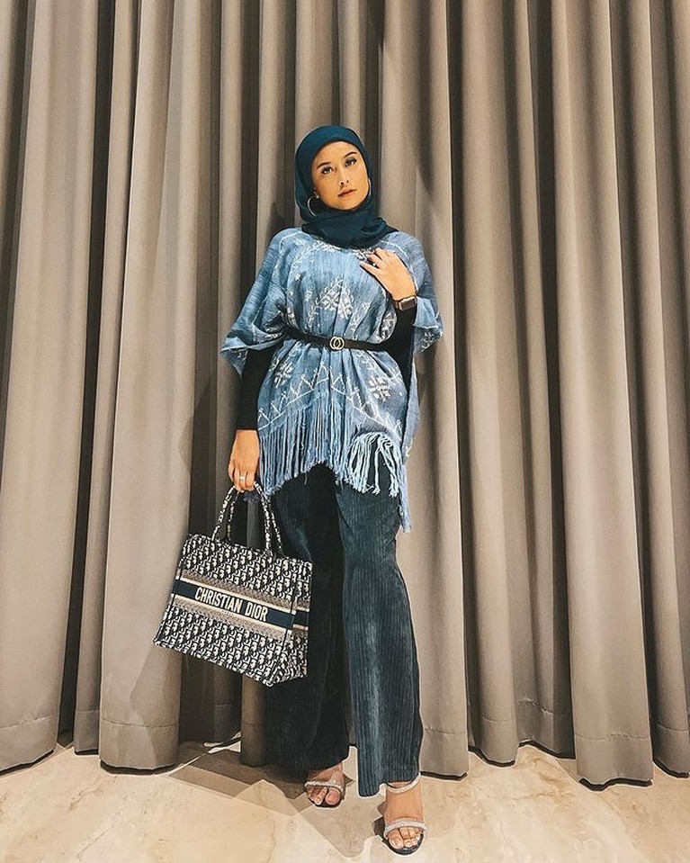 Selebgram Awkarin mengunggah OOTD nya menggunakan hijab selama bulan ramadhan di akun Instagramnya. Yuk kita intip bagaimana OOTD ala awkarin selama Ramadhan ini!