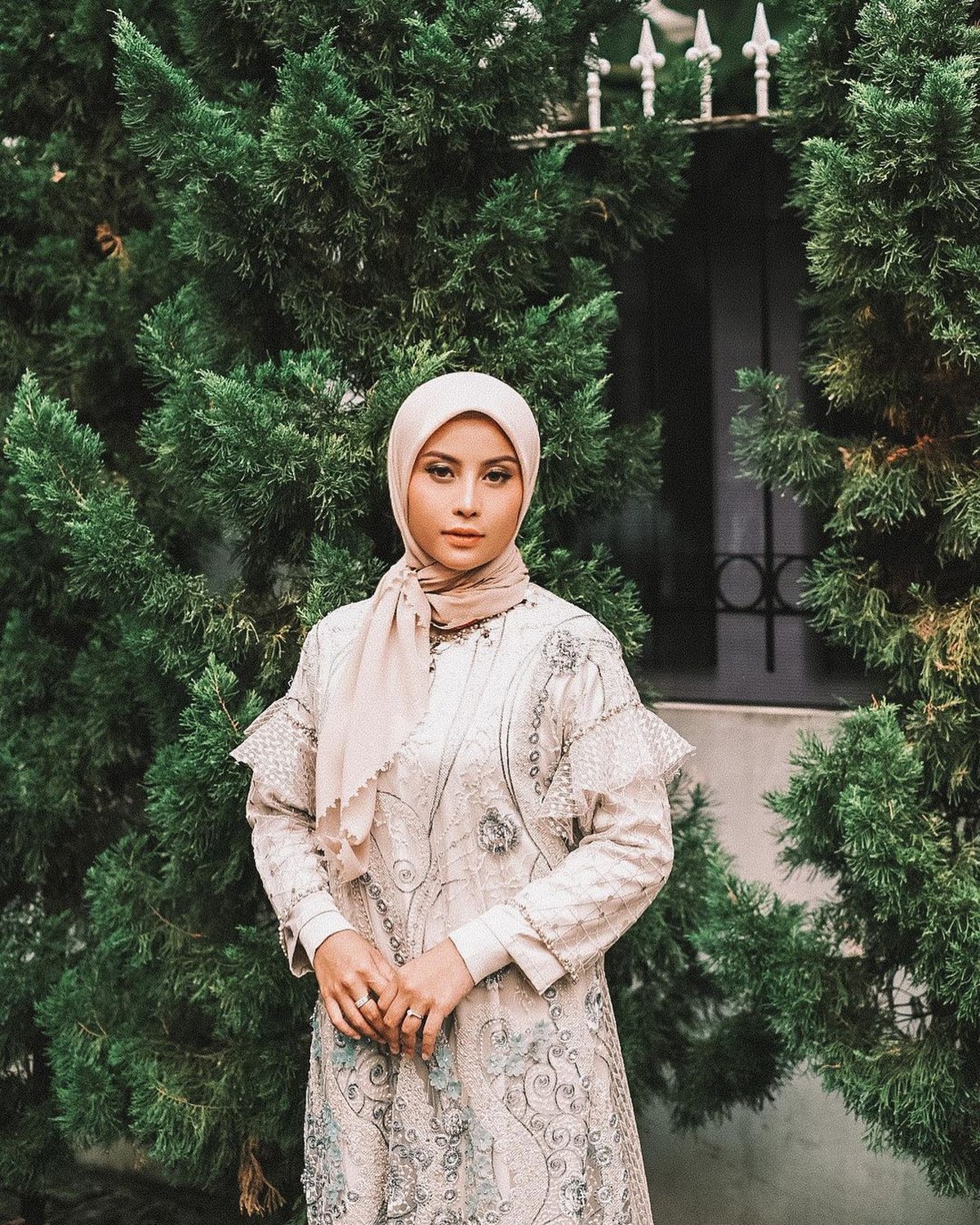 Selebgram Awkarin mengunggah OOTD nya menggunakan hijab selama bulan ramadhan di akun Instagramnya&period; Yuk kita intip bagaimana OOTD ala awkarin selama Ramadhan ini&excl;