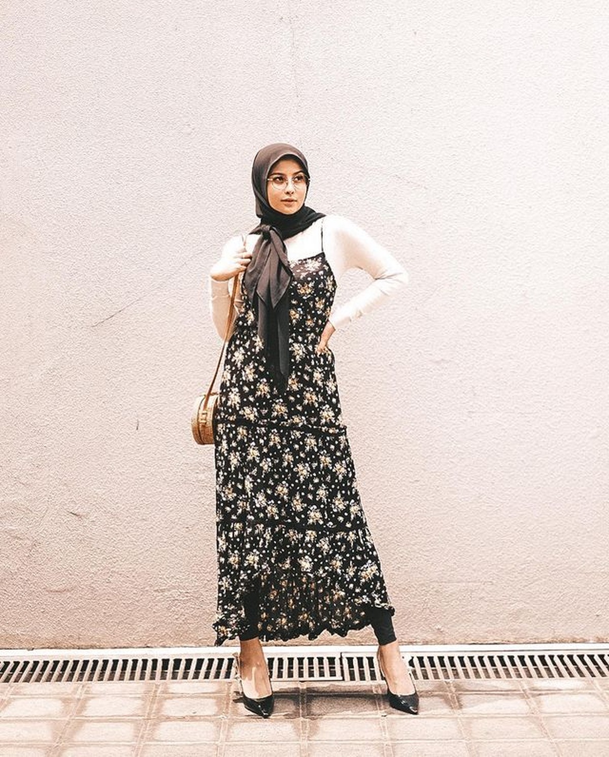 Selebgram Awkarin mengunggah OOTD nya menggunakan hijab selama bulan ramadhan di akun Instagramnya&period; Yuk kita intip bagaimana OOTD ala awkarin selama Ramadhan ini&excl;