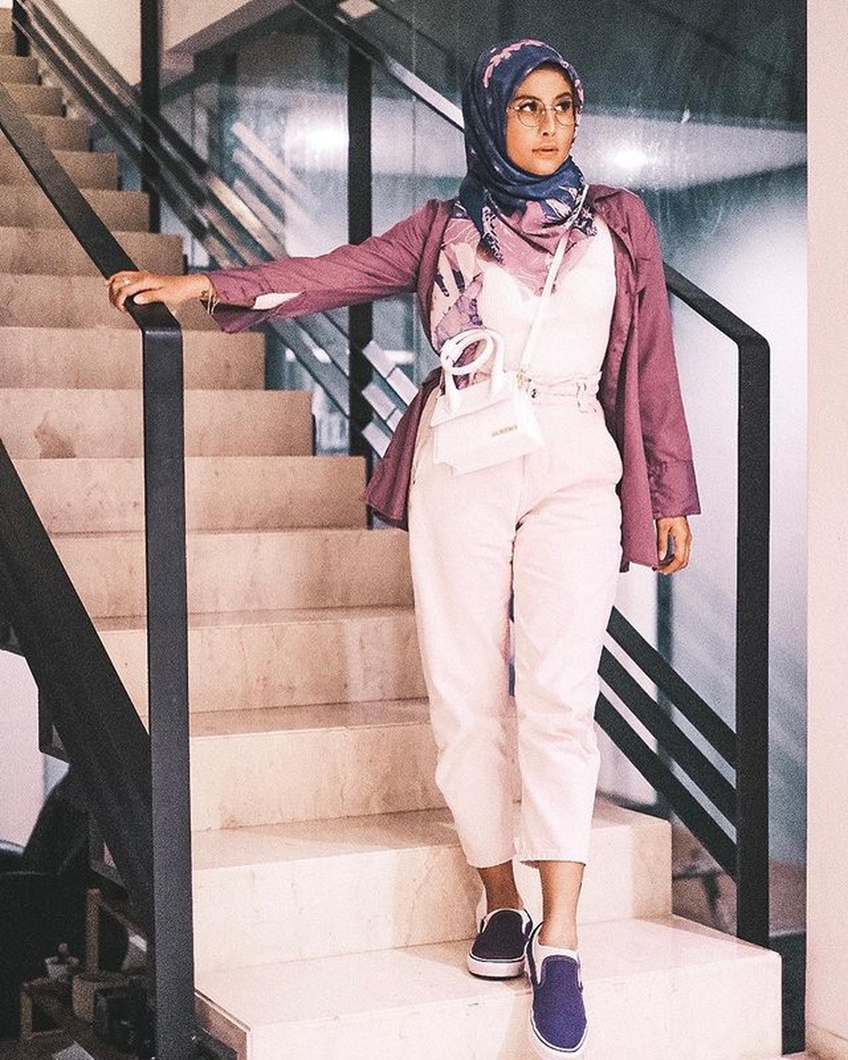Selebgram Awkarin mengunggah OOTD nya menggunakan hijab selama bulan ramadhan di akun Instagramnya&period; Yuk kita intip bagaimana OOTD ala awkarin selama Ramadhan ini&excl;