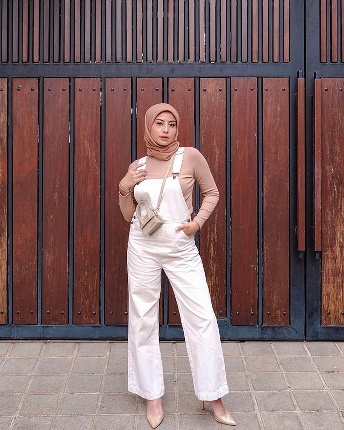 Selebgram Awkarin mengunggah OOTD nya menggunakan hijab selama bulan ramadhan di akun Instagramnya&period; Yuk kita intip bagaimana OOTD ala awkarin selama Ramadhan ini&excl;