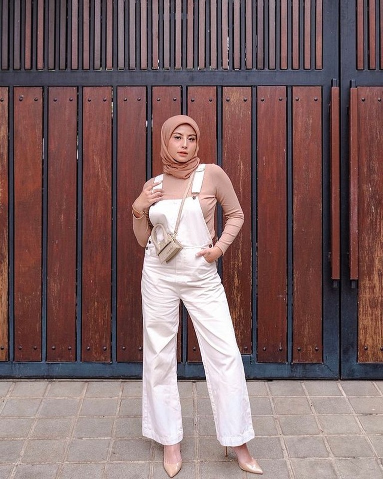 Selebgram Awkarin mengunggah OOTD nya menggunakan hijab selama bulan ramadhan di akun Instagramnya. Yuk kita intip bagaimana OOTD ala awkarin selama Ramadhan ini!