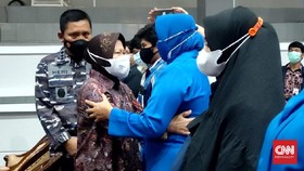 Peluk Risma dan Tangis Keluarga Awak KRI Nanggala 402