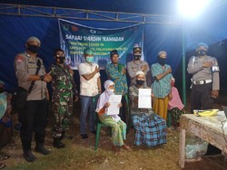 Polres Lotara Datangi Dusun-dusun Bantu Petugas Vaksinasi COVID-19