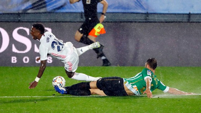 Klasemen Liga Spanyol belum mengalami perubahan usai Real Madrid ditahan imbang 0-0 oleh Real Betis pada pekan ke-33 Liga Spanyol.
