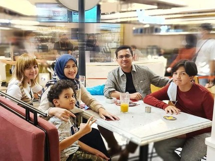 5 Aktor Tampan Akur dengan Mantan Istri, Sahrul Gunawan Buka Puasa Bareng