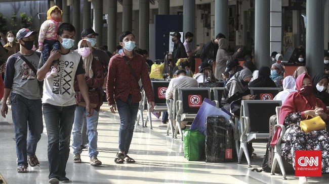 Kementerian Perhubungan mewajibkan pelaku perjalanan dalam negeri yang baru mendapatkan vaksin dosis pertama untuk menunjukkan hasil negatif tes covid-19.