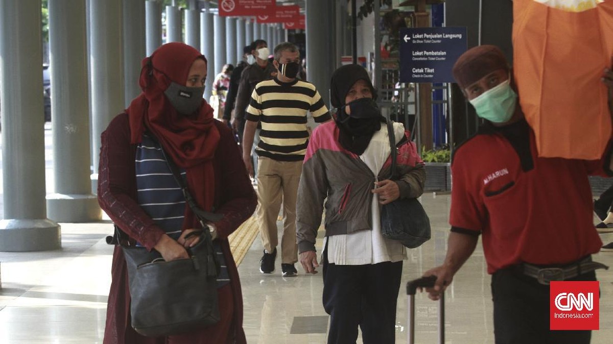 FOTO: Hiruk Pikuk Stasiun Senen di Masa Pengetatan Mudik