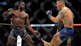 Hasil UFC 261: Kaki Weidman Patah Usai Tendang Hall