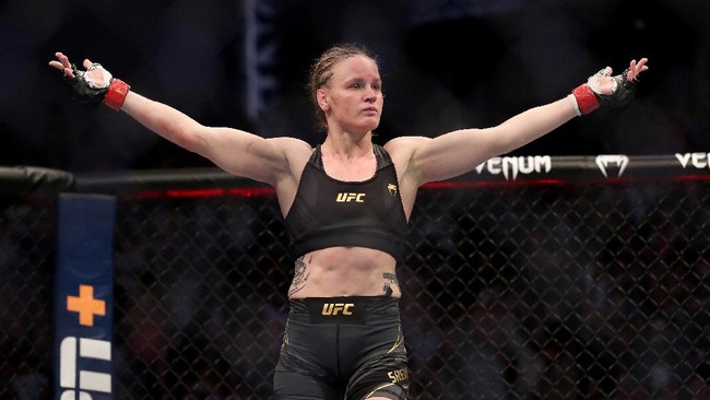 Valentina Shevchenko mempertahankan gelar juara dunia kelas terbang putri UFC setelah menang TKO ronde kedua atas Jessica Andrade di UFC 261.