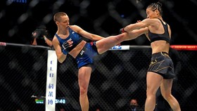 Hasil UFC 261: Namajunas Tendang KO Weili, Rebut Juara Dunia