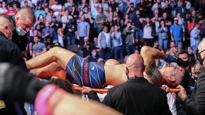 Kata-kata Pertama Weidman Usai Patah Kaki di UFC 261