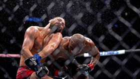 FOTO: KO Brutal Kamaru Usman Atas Masvidal di UFC 261