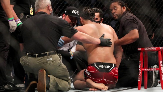 FOTO: KO Brutal Kamaru Usman Atas Masvidal di UFC 261