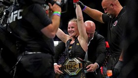 Juara UFC Shevchenko Serang Khabib Soal Ring Girl