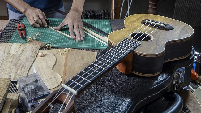 Netizen ramai-ramai mengkritik Satpol PP Pontianak menghancurkan ukulele pengamen. Aksi itu disebut tak peka dengan hidup pengamen yang bergantung pada ukulele.