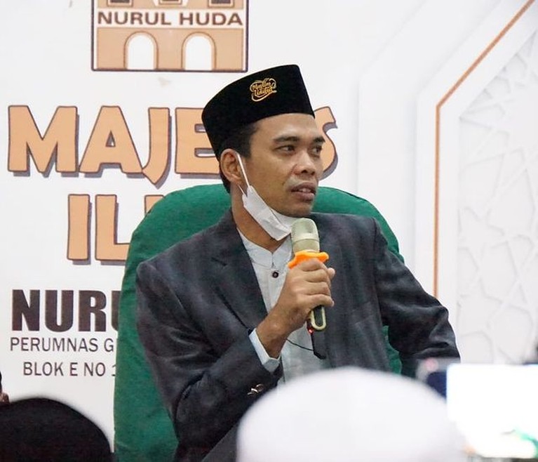 Ustaz Abdul Somad Ustaz Abdul Somad dikabarkan akan melepaskan status nya sebagai duda dengan menikahi seorang gadis yang berusia 19 tahun. Yuk kita intip potret Ustad Abdul Somad!