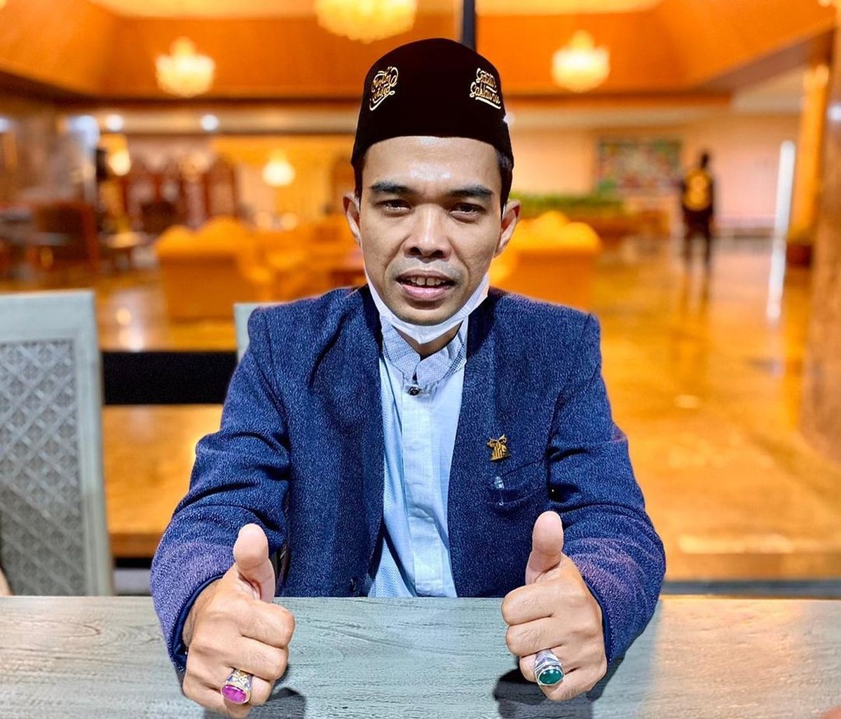 Ustaz Abdul Somad dikabarkan akan melepaskan status nya sebagai duda dengan menikahi seorang gadis yang berusia 19 tahun&period; Yuk kita intip potret Ustad Abdul Somad&excl;