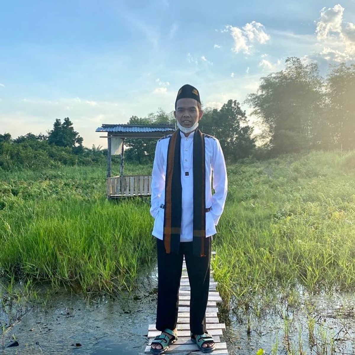 Ustaz Abdul Somad dikabarkan akan melepaskan status nya sebagai duda dengan menikahi seorang gadis yang berusia 19 tahun&period; Yuk kita intip potret Ustad Abdul Somad&excl;