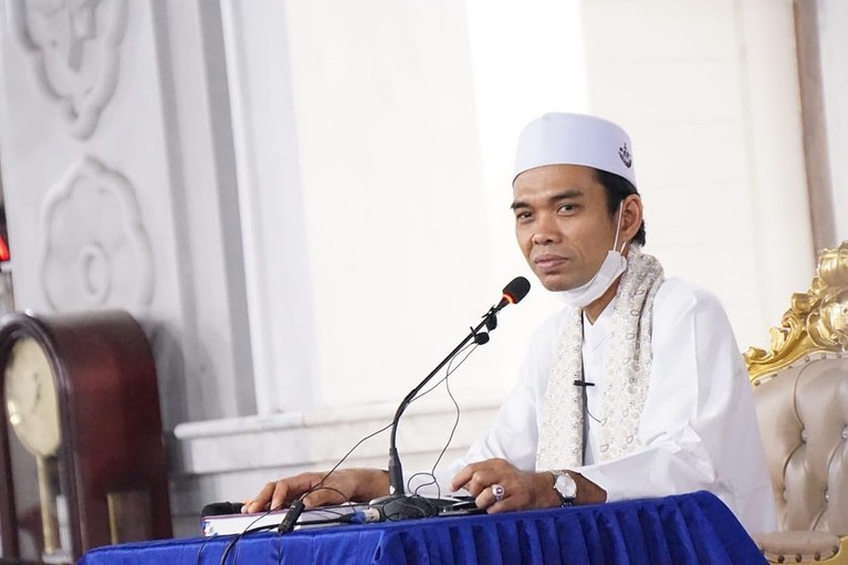 Ustaz Abdul Somad Ustaz Abdul Somad dikabarkan akan melepaskan status nya sebagai duda dengan menikahi seorang gadis yang berusia 19 tahun. Yuk kita intip potret Ustad Abdul Somad!