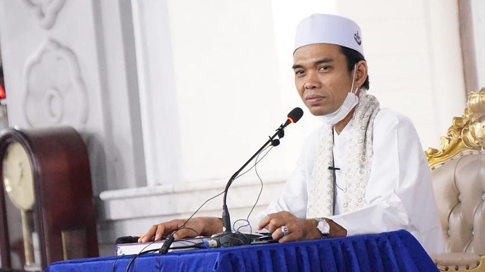 Ustaz Abdul Somad dikabarkan akan melepaskan status nya sebagai duda dengan menikahi seorang gadis yang berusia 19 tahun. Yuk kita intip potret Ustad Abdul Somad!