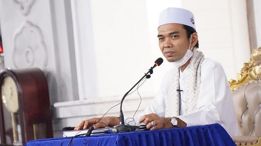 Ustaz Abdul Somad Ustaz Abdul Somad dikabarkan akan melepaskan status nya sebagai duda dengan menikahi seorang gadis yang berusia 19 tahun. Yuk kita intip potret Ustad Abdul Somad!