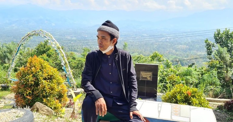 Ustaz Abdul Somad dikabarkan akan melepaskan status nya sebagai duda dengan menikahi seorang gadis yang berusia 19 tahun. Yuk kita intip potret Ustad Abdul Somad!