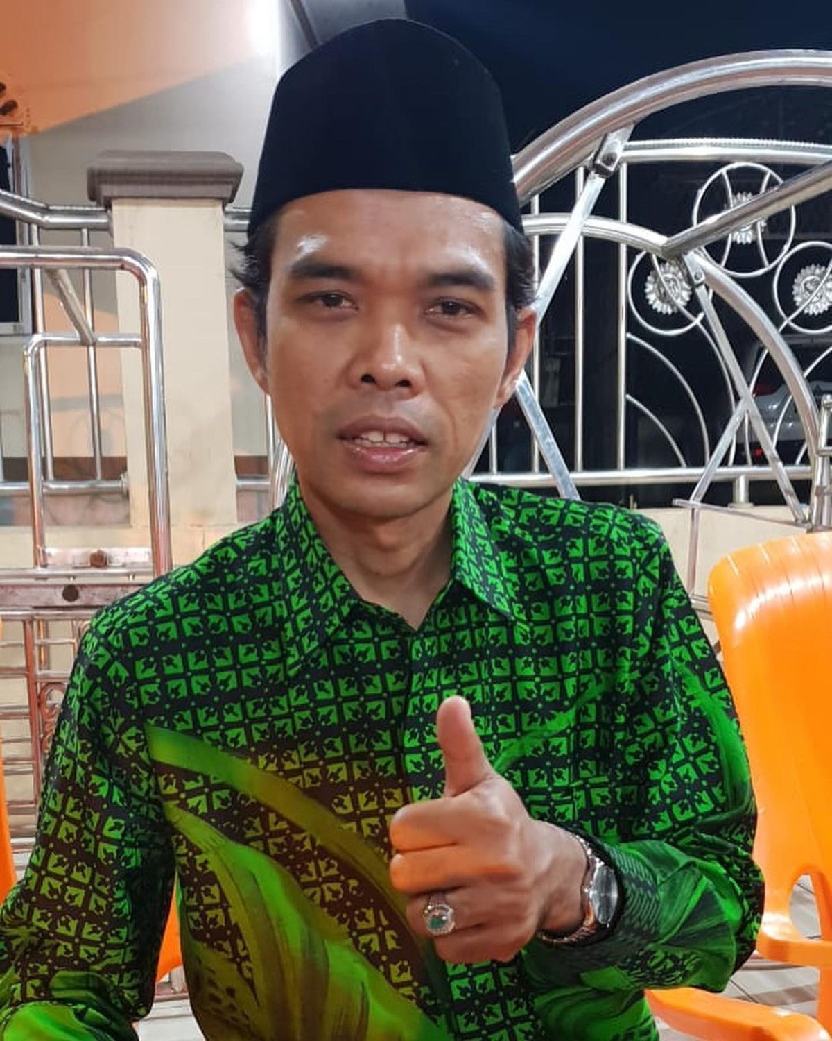 Ustaz Abdul Somad dikabarkan akan melepaskan status nya sebagai duda dengan menikahi seorang gadis yang berusia 19 tahun&period; Yuk kita intip potret Ustad Abdul Somad&excl;