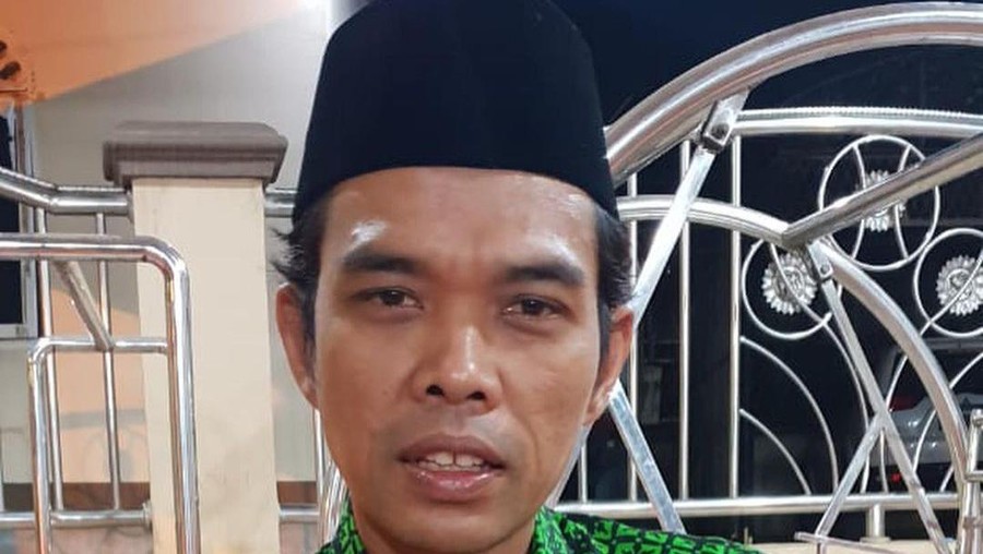 Ustaz Abdul Somad dikabarkan akan melepaskan status nya sebagai duda dengan menikahi seorang gadis yang berusia 19 tahun. Yuk kita intip potret Ustad Abdul Somad!