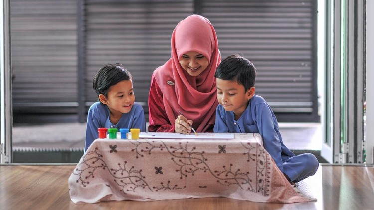 1216787174 Muslim family worship during ramadhan
