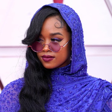 Riasan Terbaik Artis Hollywood di Karpet Merah Piala Oscar 2021