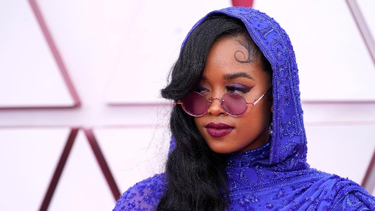 93rd Academy Awards - Arrivals Angela Bassett arrives at the Oscars on Sunday, April 25, 2021, at Union Station in Los Angeles. (AP Photo/Chris Pizzello, Pool)