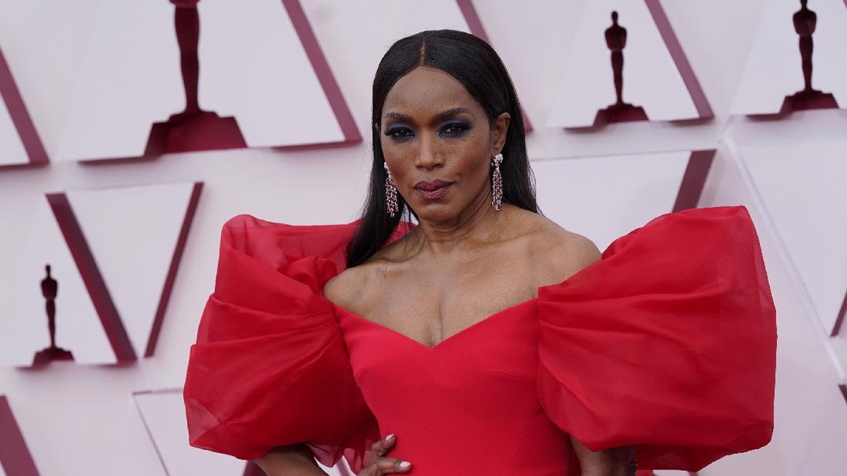 Angela Bassett arrives at the Oscars on Sunday&comma; April 25&comma; 2021&comma; at Union Station in Los Angeles&period; &lpar;AP Photo&sol;Chris Pizzello&comma; Pool&rpar;