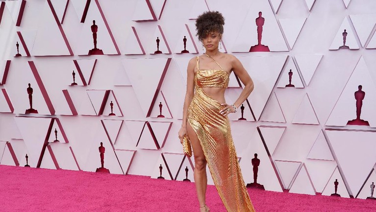 93rd Academy Awards - Arrivals Leslie Odom Jr., left, and Nicolette Robinson arrive at the Oscars on Sunday, April 25, 2021, at Union Station in Los Angeles. (AP Photo/Chris Pizzello, Pool)