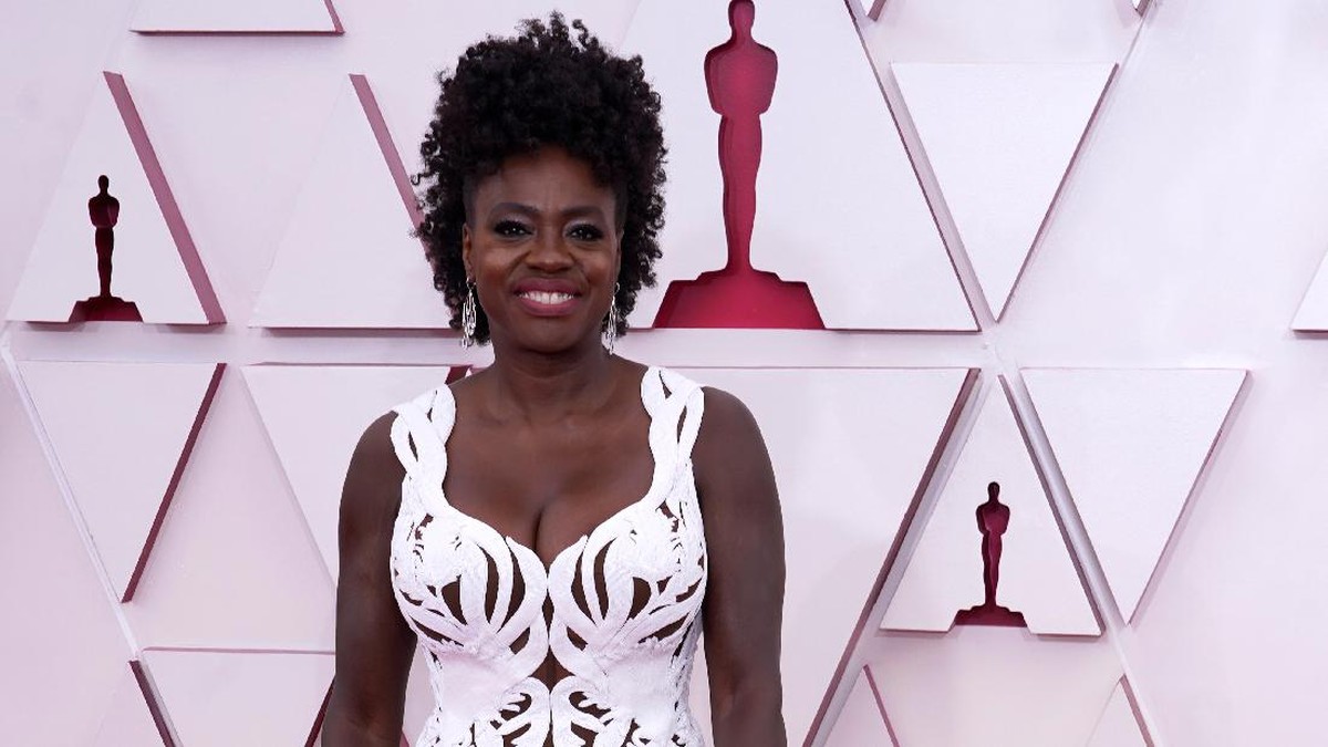 Leslie Odom Jr&period;&comma; left&comma; and Nicolette Robinson arrive at the Oscars on Sunday&comma; April 25&comma; 2021&comma; at Union Station in Los Angeles&period; &lpar;AP Photo&sol;Chris Pizzello&comma; Pool&rpar;