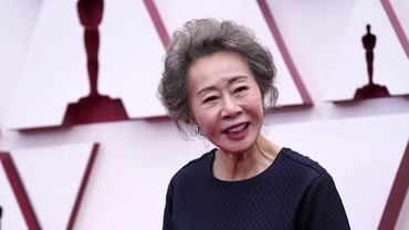 img-title Youn Yuh Jung Raih Aktris Pendukung Terbaik Oscar 2021