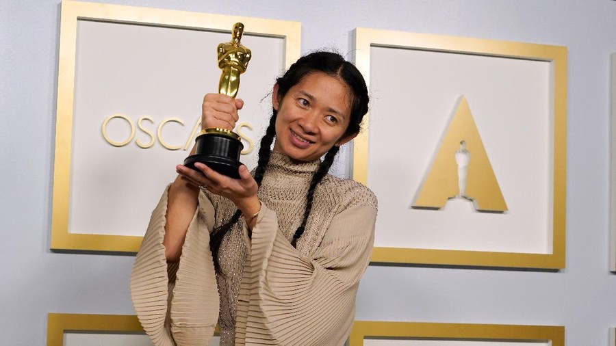 Producers Peter Spears, from left, Frances McDormand, Chloe Zhao, Mollye Asher and Dan Janvey, winners of the award for best picture for "Nomadland," pose in the press room at the Oscars on Sunday, April 25, 2021, at Union Station in Los Angeles. (AP Photo/Chris Pizzello, Pool)