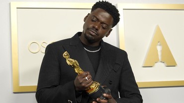 Daniel Kaluuya Raih Piala Actor In Supporting Role di Oscars 2021